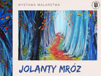 Plakat złożony jest z dwóch stron, które zachodzą na siebie. Tak jakby na duży plakat został nałożony mniejszy plakat, który w znacznej części zasłania ten duży. Odsłonięty jest tylko fragment lewego boku i fragment dołu dużego plakatu. Przez co widoczne są tylko niektóre elementy obrazu umieszczonego na dużym plakacie czyli drzew i drogi biegnącej między nimi. Podstawowe informacje są umieszczone na mniejszym plakacie. U góry mniejszego plakatu, z lewej strony znajduje się napis WYSTAWA MALARSTWA, a z prawej umieszczone jest logo Biblioteki Pedagogicznej w Zamościu. Poniżej zasadniczą część mniejszego plakatu stanowi obraz powielony z plakatu większego, przedstawiający drogę biegnącą pomiędzy drzewami ułożonymi w taki sposób, że tworzą tunel. Droga unosi się, pnie się jakby w górę i nie kończy tylko biegnie dalej. Pod obrazem jest dalsza część napisu mówiącego czyja jest to wystawa: JOLANTY MRÓZ. Nazwisko autorki zostało wyróżnione inną i większą czcionką. Poniżej podany jest kolejny napis mówiący o tym w jakim okresie będzie można oglądać wystawę i terminie wernisażu: maj-czerwiec 2023, wernisaż 10.05.2023, godz. 11.00. Pod tą informacją podany został tytuł wystawy wyróżniony dużą i artystyczną w kroju czcionką PODRÓŻ. Ostatnia informacja widniejąca w prawym rogu małego plakatu to napis mówiący o miejscu wystawy: GALERIA BipeArt, ul. H. Sienkiewicza 5, Biblioteka Pedagogiczna w Zamościu.