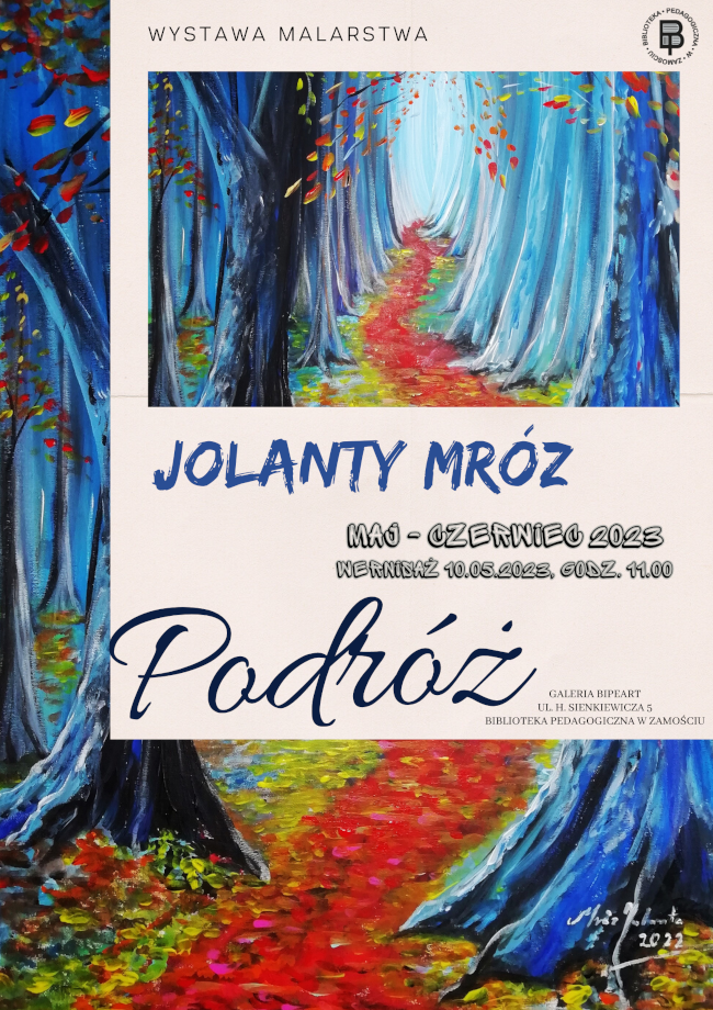 Plakat złożony jest z dwóch stron, które zachodzą na siebie. Tak jakby na duży plakat został nałożony mniejszy plakat, który w znacznej części zasłania ten duży. Odsłonięty jest tylko fragment lewego boku i fragment dołu dużego plakatu. Przez co widoczne są tylko niektóre elementy obrazu umieszczonego na dużym plakacie czyli drzew i drogi biegnącej między nimi. Podstawowe informacje są umieszczone na mniejszym plakacie. U góry mniejszego plakatu, z lewej strony znajduje się napis WYSTAWA MALARSTWA, a z prawej umieszczone jest logo Biblioteki Pedagogicznej w Zamościu. Poniżej zasadniczą część mniejszego plakatu stanowi obraz powielony z plakatu większego, przedstawiający drogę biegnącą pomiędzy drzewami ułożonymi w taki sposób, że tworzą tunel. Droga unosi się, pnie się jakby w górę i nie kończy tylko biegnie dalej. Pod obrazem jest dalsza część napisu mówiącego czyja jest to wystawa: JOLANTY MRÓZ. Nazwisko autorki zostało wyróżnione inną i większą czcionką. Poniżej podany jest kolejny napis mówiący o tym w jakim okresie będzie można oglądać wystawę i terminie wernisażu:  maj-czerwiec 2023, wernisaż 10.05.2023, godz. 11.00.
Pod tą informacją podany został tytuł wystawy wyróżniony dużą i artystyczną w kroju czcionką PODRÓŻ. Ostatnia informacja widniejąca w prawym rogu małego plakatu to napis mówiący o miejscu wystawy:  GALERIA BipeArt, ul. H. Sienkiewicza 5, Biblioteka Pedagogiczna w Zamościu.
