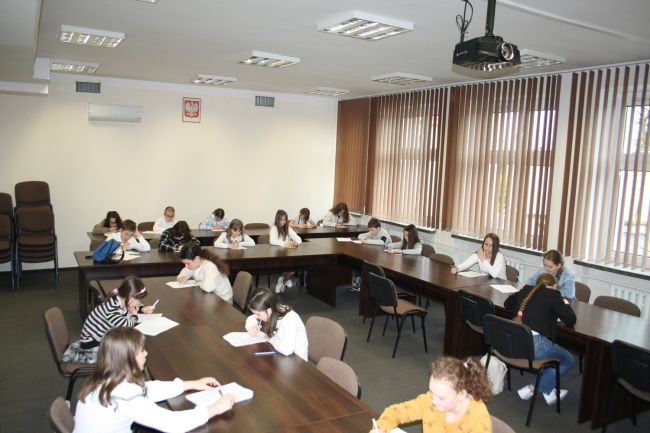 uczestnicy konkursu w trakcie rowiązywania testu