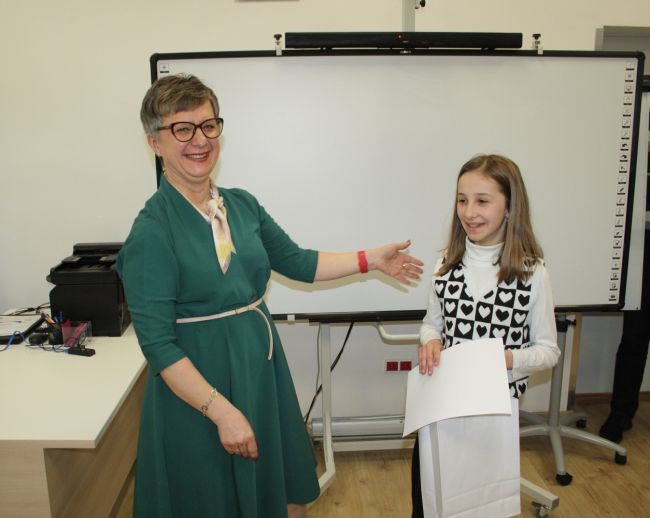 laureaci konkursu z dyrektorem Biblioteki Pedagogicznej w Zamościu