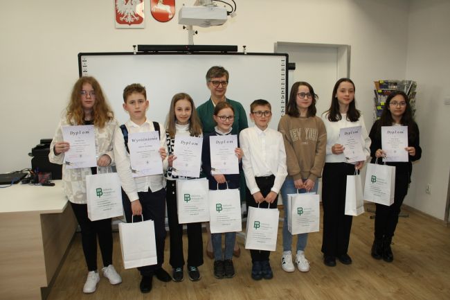 zwyciężczyni konkursu z dyrektorem Biblioteki Pedagogicznej w Zamościu