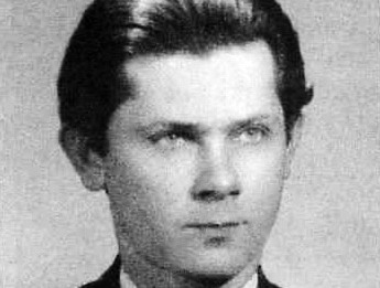 Czarno-białe zdjęcie przedstawia Zbigniewa Herberta w młodym wieku. Na zdjęciu widać popiersie poety. Jest ubrany w marynarkę, garnitur, krawat. Włosy ma zaczesane do tyłu.