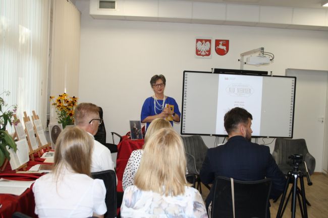 Dyrektor Biblioteki Pedagogicznej w Zamościu przemawia do zgromadzonych podczas Narodowego Czytania 