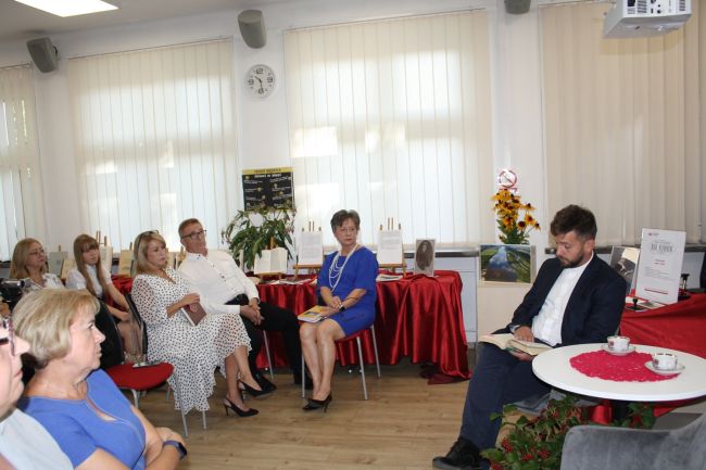 Dyrektor Katolickiej Szkoły Podstawowej czyta fragment 