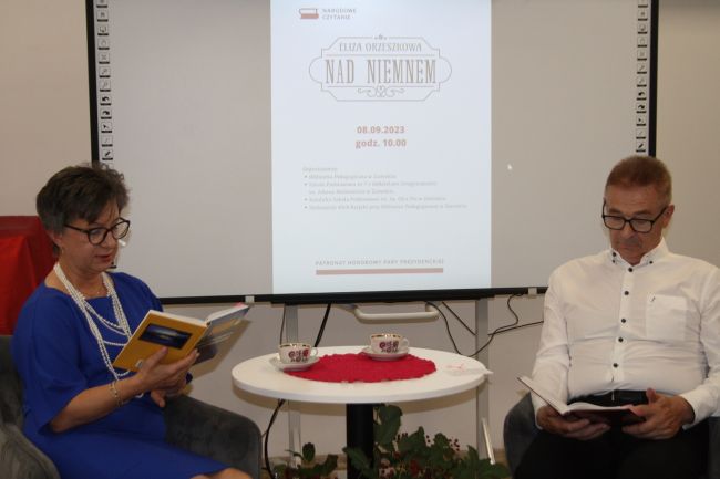 Dyrektor Biblioteki Pedagogicznej w Zamościu oraz konsultant Lubelskiego Samorządowego Centrum Doskonalenia Nauczycieli czytają fragment 