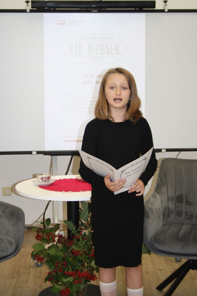 Uczennica Szkoły Podstawowej nr 7 Alicja Derkacz podczas wykonywania piosenki 