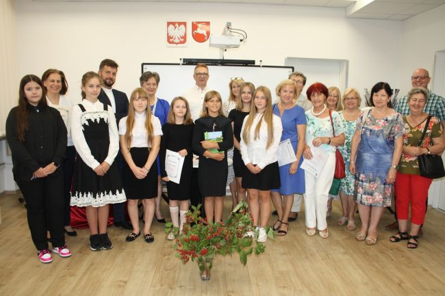Pamiątkowe zdjęcie grupowe uczestników Narodowego Czytania 2023.