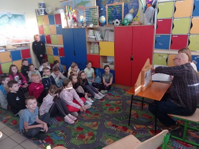 Nauczyciele prezentują bajkę 