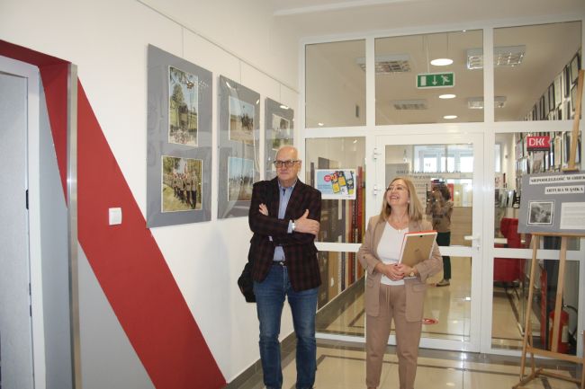 Autor wystawy Artur Wąsik oraz wicedyrektor Biblioteki Pedagogicznej w Zamościu Anetta Sienkiewicz podczas wernisażu wysawy 