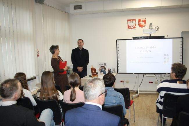 Dyrektor Biblioteki Pedagogicznej dr Dorota Mach oraz autor spotkania dr Łukasz Kot oraz część publiczności.