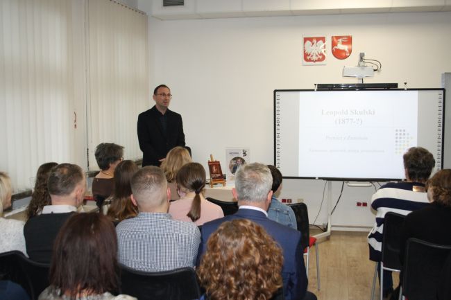 Dr Łukasz Kot przemawia do zgromadzonej publiczności.