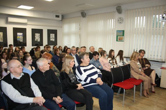Publiczność zgromadzona na spotkaniu z doktorem Łukaszem Kotem, które dotyczyło postaci Leopolda Skulskiego.