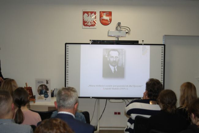 Na tablicy multimedialnej wyświetla się slajd ze zdjęciem Leopolda Skulskiego oraz jego słowami: Miarą wielkości czynów jest ich pożytek dla ojczyzny.