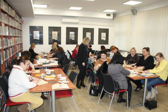 Uczestnicy warsztatów podczas wykonywania prac.