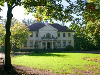 Zdjęcie przedstawia willę Anny i Jarosława Iwaszkiewiczów w Stawisku, gdzie obecnie mieści się muzeum im poświęcone.