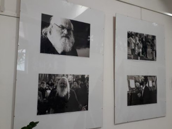 Na zdjęciu widać wybrane prace fotograficzne z wystawy "Pamięci cadyka Elimelecha" autorstwa Artura Wąsika.