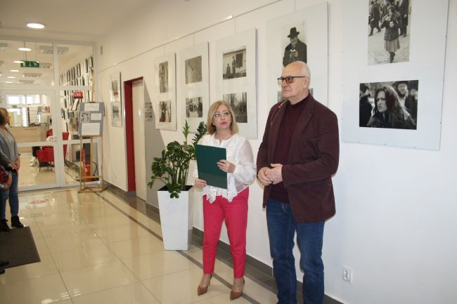 Autor wystawy Artur Wąsik oraz wicedyrektor Biblioteki Pedagogicznej w Zamościu Anetta Sienkiewicz.
