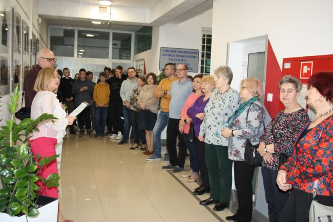 Widownia zgromadzona na wernisażu fotografii Artura Wąsika.