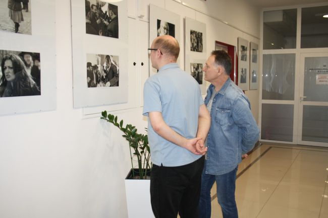 Osoby przybyłe na wernisaż oglądają prezentowane fotografie