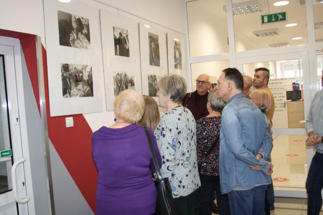 Osoby przybyłe na wernisaż oglądają prezentowane fotografie