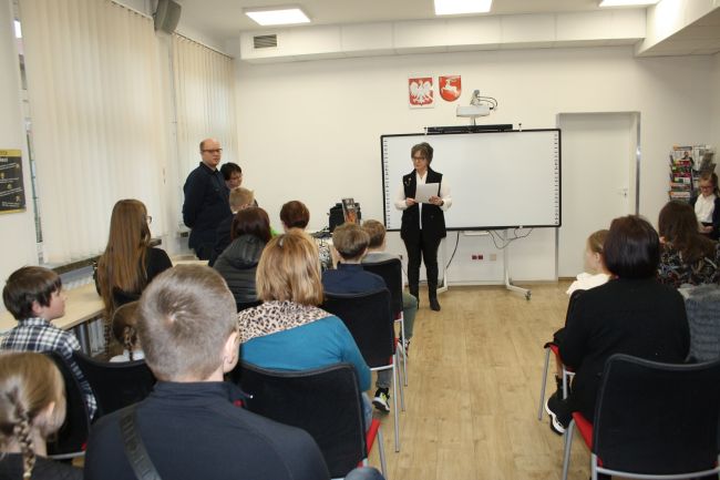 Dyrektor Biblioteki Pedagogicznej przemawia przed zgromadzoną widownią oczekującą na wyniki konkursu 