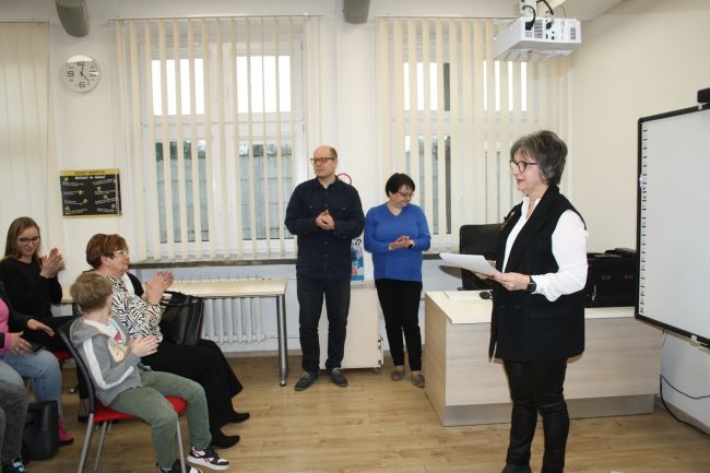 Dyrektor Biblioteki Pedagogicznej przemawia przed zgromadzoną widownią oczekującą na wyniki konkursu 