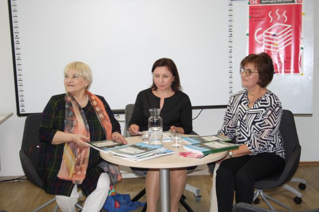 Autorki książki z pracownikiem Biblioteki Pedagogicznej w Zamościu (w środku)