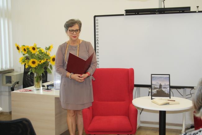 Dyrektor Biblioteki Pedagogicznej w Zamościu dr Dorota Mach przybliża sylwetkę Juliusza Słowackiego.