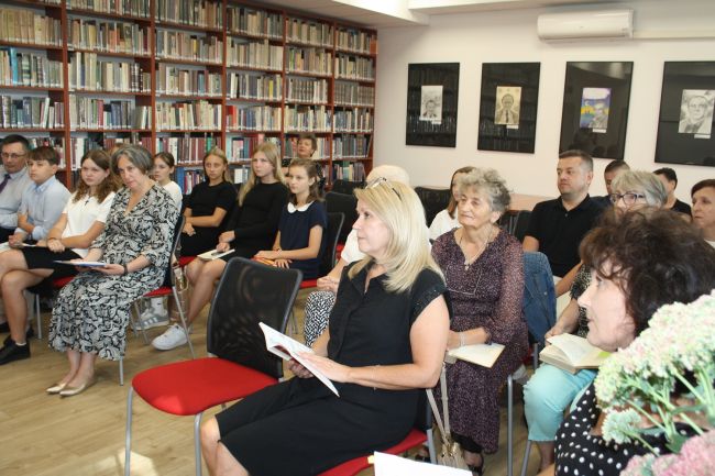 Publiczność zgromadzona w czytelni Biblioteki Pedagogicznej na Narodowym Czytaniu Kordiana.