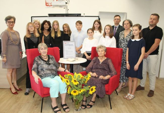 Zdjęcie grupowe uczestników Narodowego Czytania.