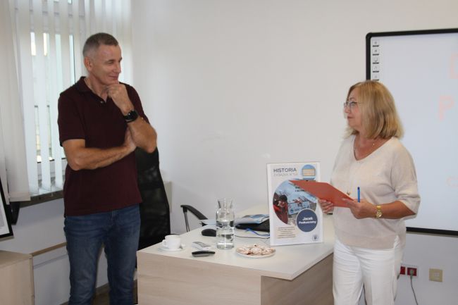 Na zdjęciu widoczny podróżnik Jacek Podkościelny oraz wicedyrektor Biblioteki Pedagogicznej w Zamościu Anetta Sienkiewicz.