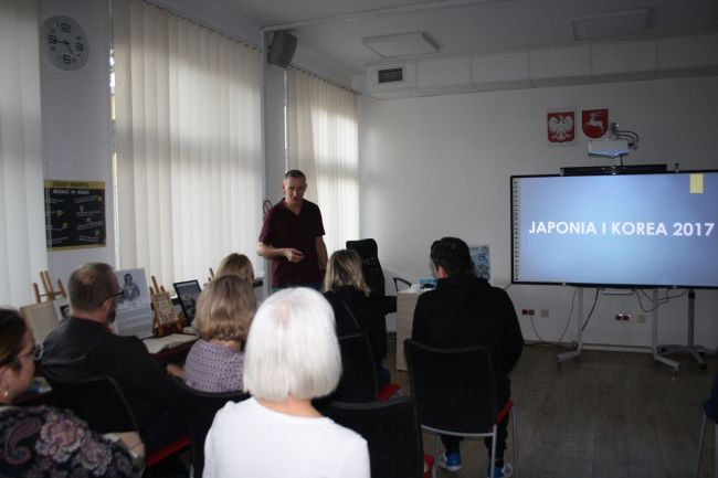 Jacek Podkościelny przemawia do zgromadzonej publiczności.
