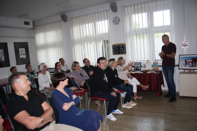 Jacek Podkościelny odpowiada na pytania publiczności.