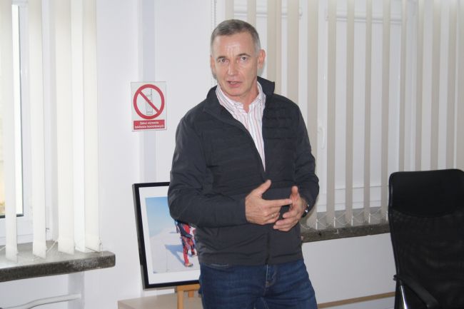 Na zdjęciu widać w zbliżeniu Jacka Podkościelnego, który podczas spotkania w Bibliotece Pedagogicznej w Zamościu opowiada na stojąco o swoich podróżach.
