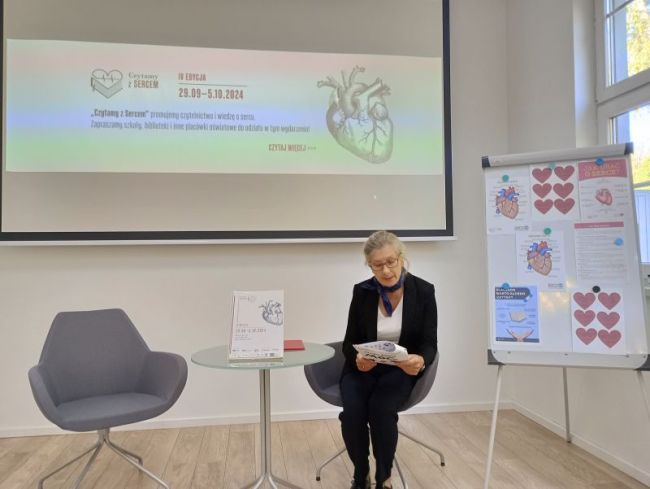 Seniorka czyta