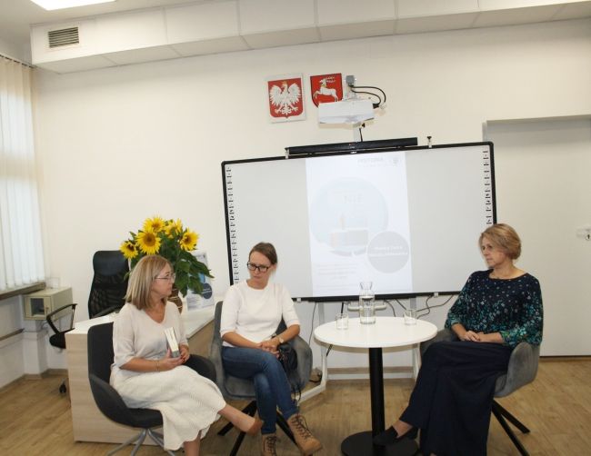 Od lewej wicedyrektor Biblioteki Pedagogicznej Anetta Sienkiewicz, dr Halszka Witkowska oraz Monika Tadra.