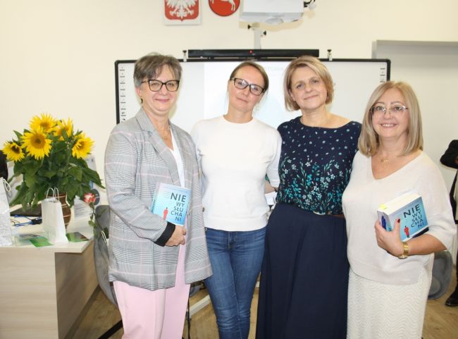 Pamiątkowe zdjęcie, od lewej: dyrektor Biblioteki Pedagogicznej dr Dorota Masz, dr Halszka Witkowska, Monika Tadra oraz wicedyrektor Biblioteki Pedagogicznej Anetta Sienkiewicz.