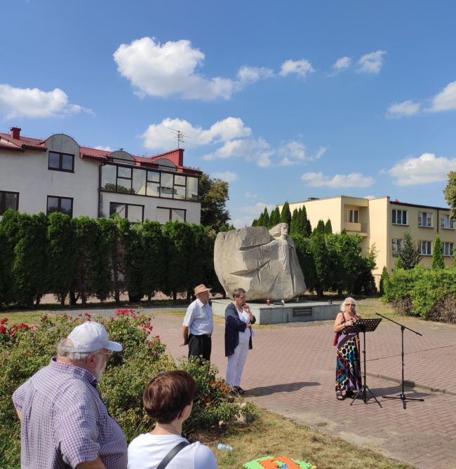 Kobieta przy mówiąca do mikrofonu