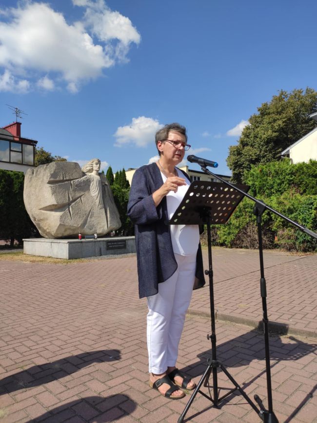 Kobieta przy mówiąca do mikrofonu