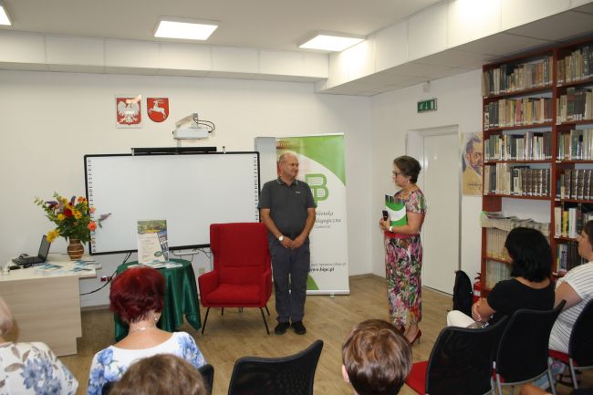 Początek spotkania autorskiego w Bibliotece Pedagogicznej. Dyrektor biblioteki wita Janusza Malickiego.