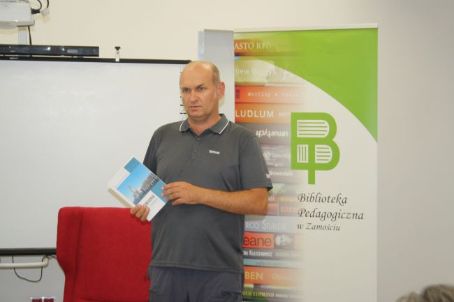 Janusz Malicki trzyma w rękach swoją książkę 