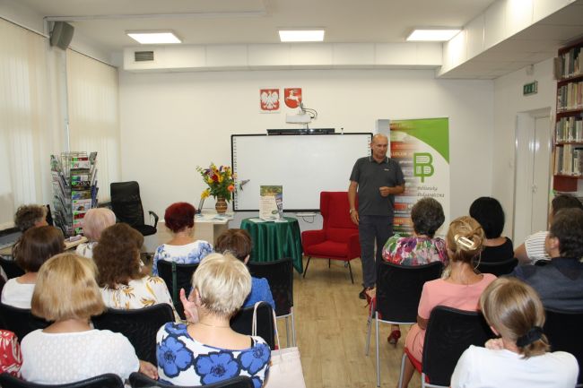 Janusz Malicki przemawia do zgromadzonej publiczności.
