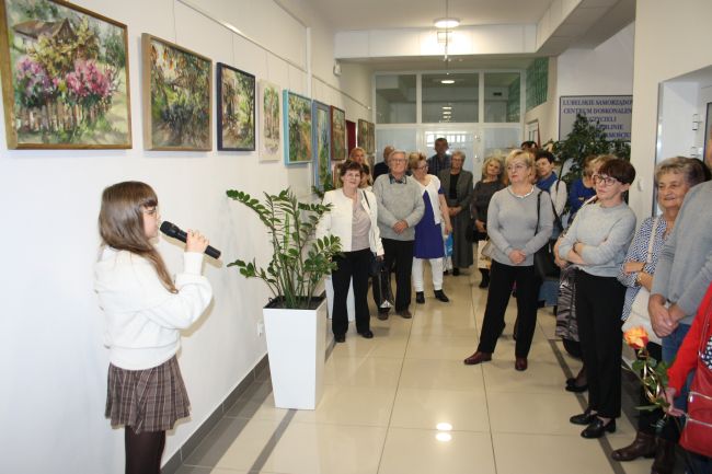 Śpiewająca dziewczynka wraz z uczestnikami spotkania