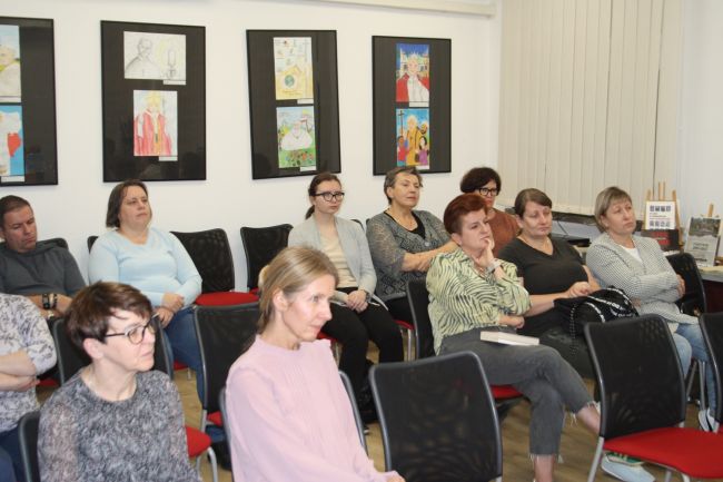 Widownia zgromadzona na spotkaniu autorskim z Moniką Tadrą.