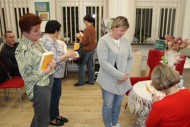 Monika Tadra podpisuje czytelnikom swoje książki.