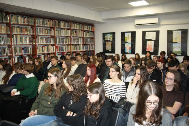 Publiczność zgromadzona w czytelni Biblioteki Pedagogicznej w Zamościu na sesji naukowej