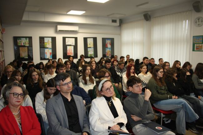 Publiczność zgromadzona w czytelni Biblioteki Pedagogicznej w Zamościu na sesji naukowej