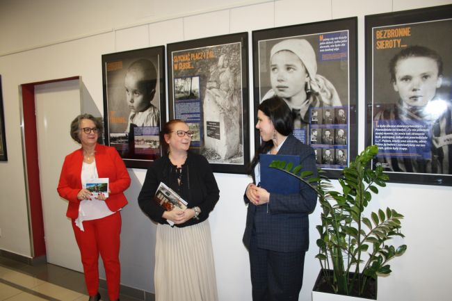 Dyrektor Biblioteki oraz pracownicy lubelskiego oddziału IPN.