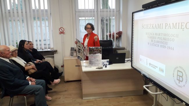 Dyrektor Biblioteki Pedagogicznej prezentuje folder edukacyjny