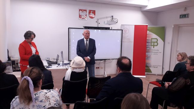 Przemawia Tadeusz Nowogrodzki, prezes Zarządu Okręgowego Środowiska Dzieci Zamojszczyzny w Zamościu